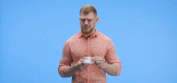 Joven bebiendo café — Foto de Stock