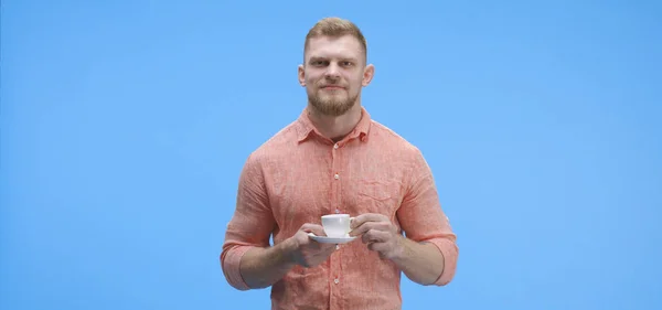 Ung man dricker kaffe — Stockfoto