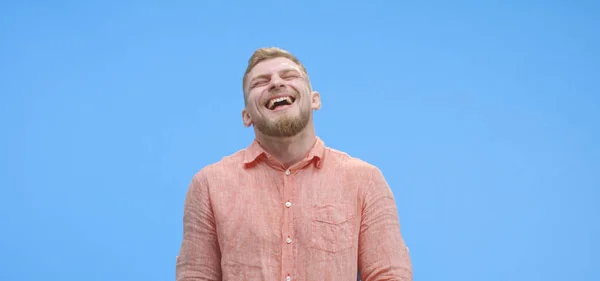Młody człowiek radośnie się śmieje — Zdjęcie stockowe