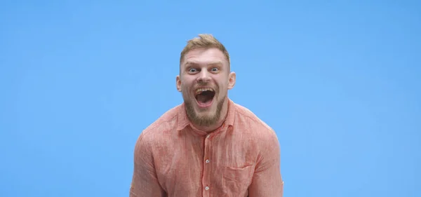 Jovem alegre rindo — Fotografia de Stock