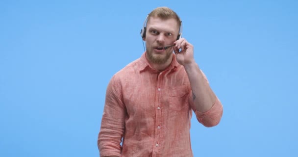 रागावलेला माणूस फोन कॉल येत — स्टॉक व्हिडिओ