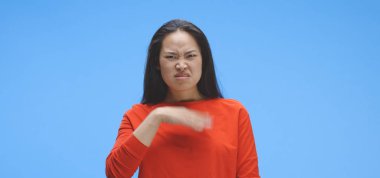 Kötü koku alan genç bir kadın.