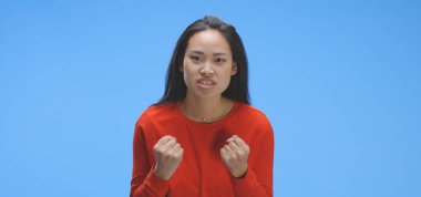 Genç kadın sinirleniyor.