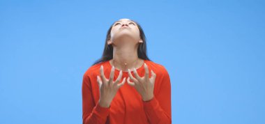 Genç kadın sinirleniyor.