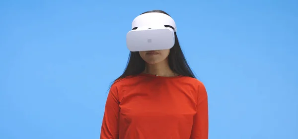 VR 헤드셋을 착용하고 손으로 제스 쳐를 하는 젊은 여성 — 스톡 사진