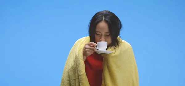 Donna malata bere tè — Foto Stock
