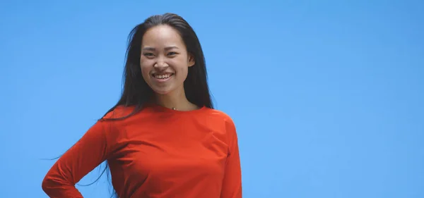 Young woman staring with friendly smile — Stock Photo, Image