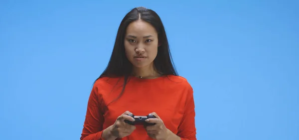 Jonge vrouw spelen video game met controller — Stockfoto