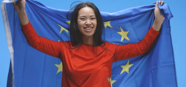 Mujer joven envuelta y bailando con bandera de la UE — Foto de Stock