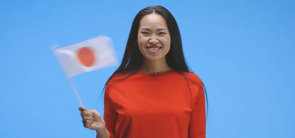 Jonge vrouw zwaaien met japanse vlag — Stockfoto