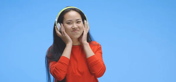 Mujer joven escuchando música en los auriculares —  Fotos de Stock