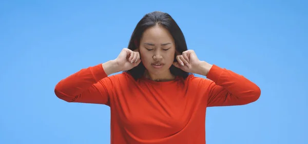 Mujer joven tapando oír oídos con los dedos — Foto de Stock