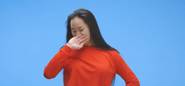 Mujer joven bostezando — Foto de Stock