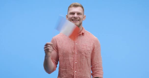 Junger Mann schwenkt französische Flagge — Stockvideo