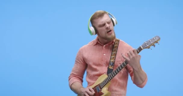 Joven rockeando en la guitarra — Vídeos de Stock