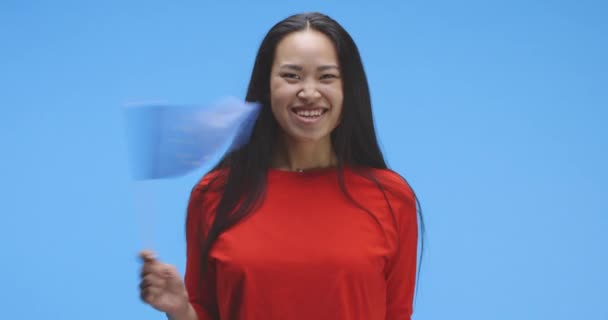 Jonge vrouw zwaaiend met Europese vlag — Stockvideo