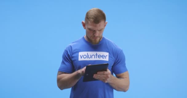 Voluntário masculino usando tablet — Vídeo de Stock