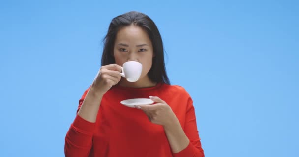 Giovane donna che beve caffè — Video Stock