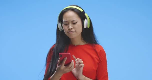 Молода жінка переглядає музику — стокове відео