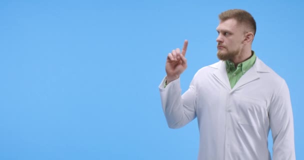 右を指している若い科学者 — ストック動画