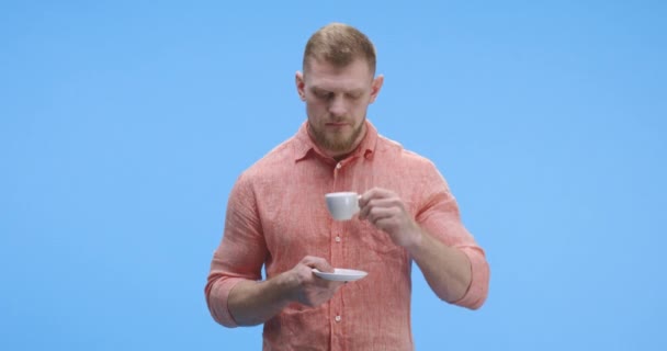 Junger Mann trinkt Kaffee — Stockvideo