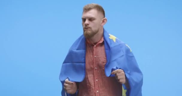 춤추며 유럽연합 국기를 들고 있는 젊은 남자 — 비디오
