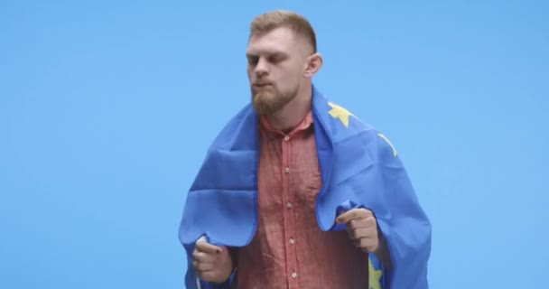 Joven bailando y sosteniendo bandera de la UE — Vídeos de Stock