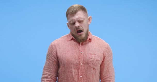 Молодой человек зевает — стоковое видео