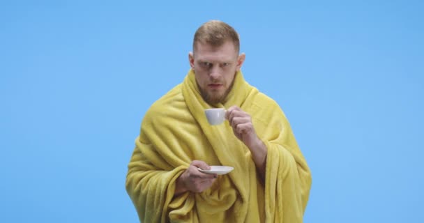 Νεαρός που πίνει τσάι. — Αρχείο Βίντεο