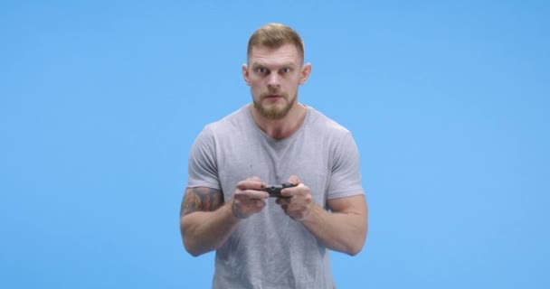 Młody człowiek traci w gry wideo — Wideo stockowe