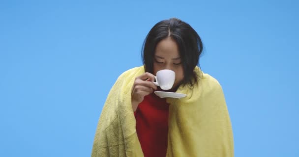 Больная женщина пьет чай — стоковое видео