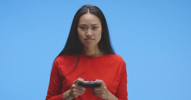 Giovane donna che gioca al videogioco con controller — Video Stock