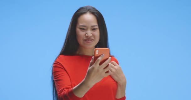 Молода жінка спілкується відео зі смартфоном — стокове відео