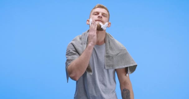 Muž použitím pěny na holení — Stock video