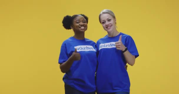 Female volunteers showing thumbs up to camera — Stock Video