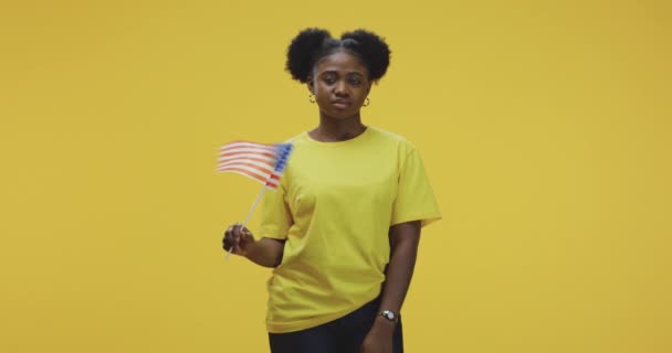 Mujer ondeando bandera de EE.UU. — Vídeos de Stock