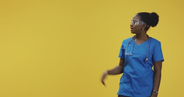 Ärztin zeigt mit rechter Hand — Stockvideo