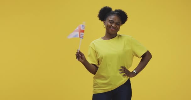 挥动英国国旗的女人 — 图库视频影像
