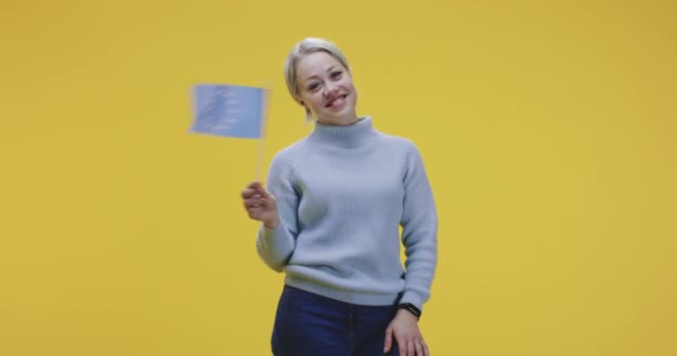 Mujer ondeando bandera de la UE — Vídeo de stock