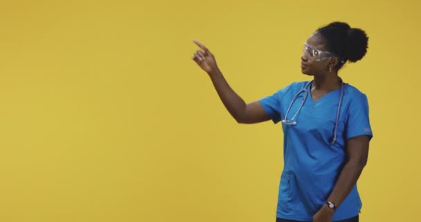Femme médecin pointant avec la main droite — Video