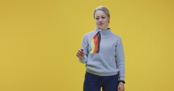 Mujer ondeando bandera alemana — Vídeos de Stock