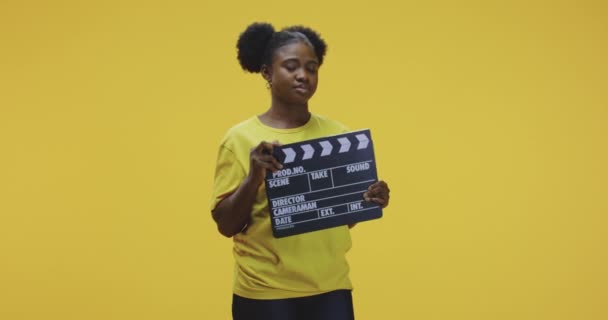 Bored woman clapping clapperboard — Stock Video