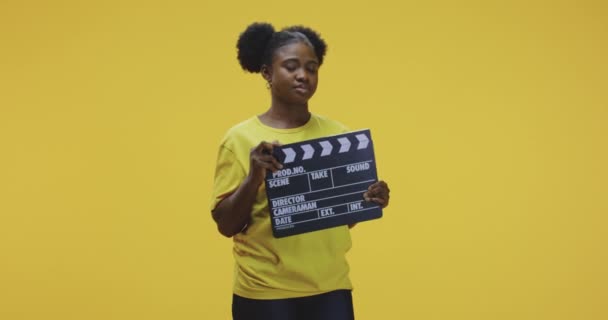 Femme ennuyée applaudissements clapperboard — Video