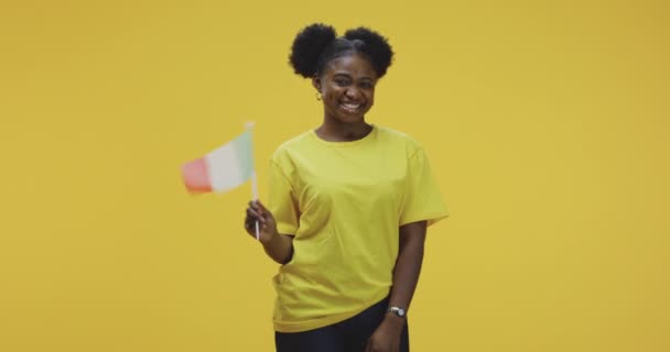 Mujer ondeando bandera italiana — Vídeos de Stock