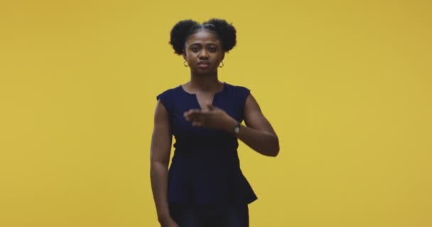 Kadın yüz ifadelerini değiştiriyor — Stok video