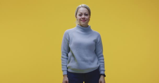 Femme debout avec les bras croisés — Video