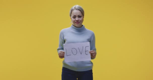 Жінка тримає знак любові — стокове відео