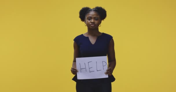 Woman holding help sign — Stock Video