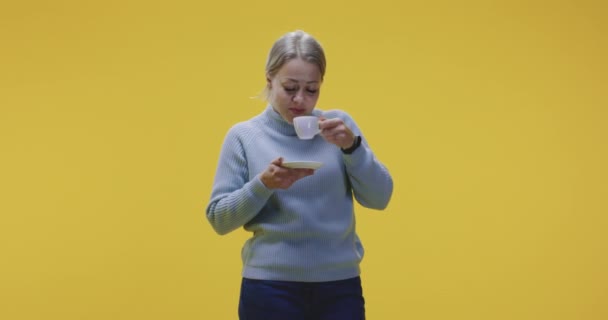 Jonge vrouw die koffie drinkt — Stockvideo