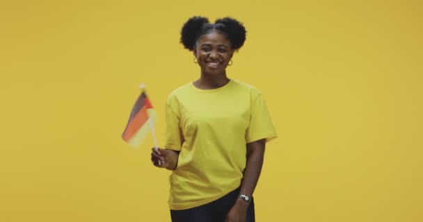 Mujer ondeando bandera alemana — Vídeos de Stock